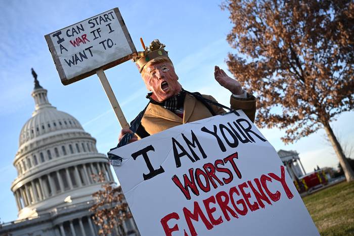 Manifestante frente al Capitolio de los Estados Unidos, ayer, en Washington.

 · Foto: Jim Watson, AFP