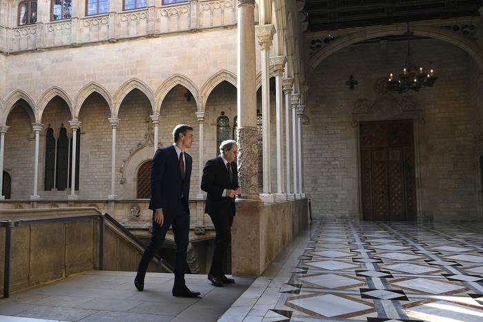 Pedro Sánchez, jefe de Gobierno español, y Quim Torra, presidente regional de Cataluña, ayer, en la Generalitat (sede del gobierno catalán) en Barcelona. · Foto: Lluis Gene, AFP