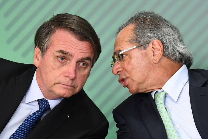 Jair Bolsonaro, presidente brasileño y Paulo Guedes, ministro de Economía, en Palacio Planalto, en Brasilia. · Foto: Evaristo Sa, AFP