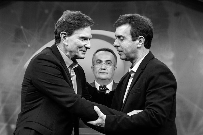 Marcelo Crivella (i), candidato evangélico a alcalde de Río de Janeiro, y su oponente Marcelo Freixo, del Partido Socialismo y Libertad, antes de un debate, el 7 de octubre. Foto: Yasuyoshi Chiba, AFP