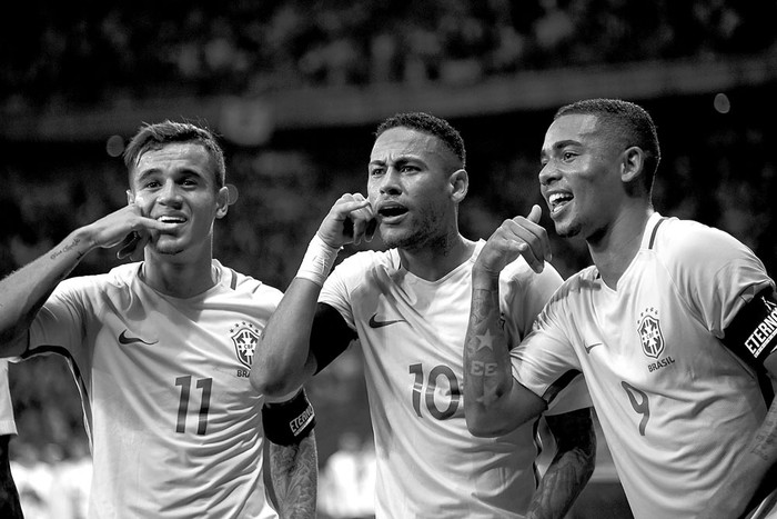 Neymar (c) festeja con sus compañeros de equipo Philippe Coutinho (i) y Gabriel Jesus, después de anotar contra Argentina, ayer, en Belo Horizonte, Brasil. Foto: Vanderlei Almeida, AFP Neymar (c) festeja con sus compañeros de equipo Philippe Coutinho (i) y Gabriel Jesus, después de anotar contra Argentina, ayer, en Belo Horizonte, Brasil. Foto: Vanderlei Almeida, AFP