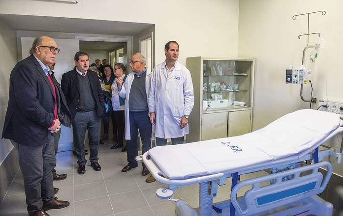 Marcos Carámbula, Luis Gama, Álvaro Galiana y Federico Eguren, ayer, en al hospital Pereira Rossell. · Foto: Andrés Cuenca