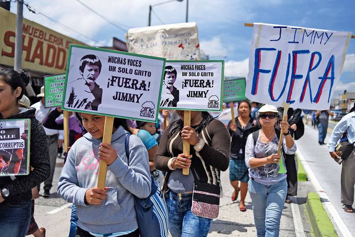 Marcha convocada por estudiantes universitarios para exigir la renuncia del presidente guatemalteco, Jimmy Morales, ayer, en Ciudad de Guatemala.
 · Foto: Johan Ordonez
