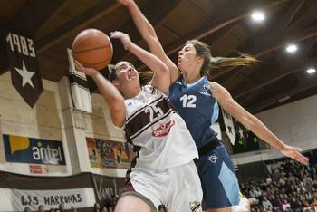 Fernanda Midaglia, de Bohemios, y Mariana Sosa, de Malvín, en el juego final de la Copa de Oro de la Liga Femenina de Básquetbol 2018, el sábado, en el gimnasio Alberto Casal, de Bohemios. Fernanda Midaglia, de Bohemios, y Mariana Sosa, de Malvín, en el juego final de la Copa de Oro de la Liga Femenina de Básquetbol 2018, el sábado, en el gimnasio Alberto Casal, de Bohemios.