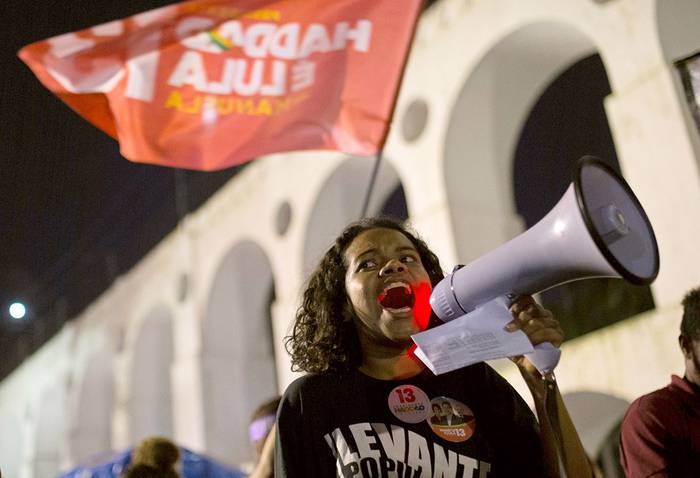 Manifestación convocada por una campaña en las redes sociales con el hashtag #EleNao, en Arcos da Lapa, en Río de Janeiro, Brasil, el 20 de octubre. · Foto: Fernando Souza