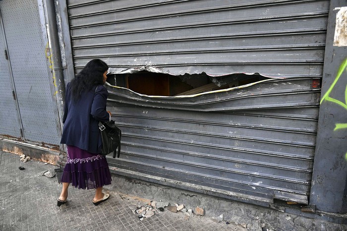 Tienda que fue saqueada durante las protestas de la noche del 23 en Caracas, Venezuela.
 · Foto: Yuri Cortez / AFP