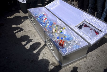 Manifestación para llamar a los candidatos a las elecciones presidenciales a que se comprometan a no privatizar el agua, el 26 de enero, en El Salvador.
· Foto: Óscar Rivera Manifestación para llamar a los candidatos a las elecciones presidenciales a que se comprometan a no privatizar el agua, el 26 de enero, en El Salvador.
· Foto: Óscar Rivera