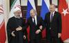 Hasán Rohaní, presidente iraní, Vladimir Putin, presidente ruso, y Recep Tayyip Erdogan, presidente turco, posan antes de una reunión trilateral sobre Siria, ayer, en Sochi.
Hasán Rohaní, presidente iraní, Vladimir Putin, presidente ruso, y Recep Tayyip Erdogan, presidente turco, posan antes de una reunión trilateral sobre Siria, ayer, en Sochi.