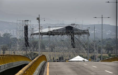 Instalación del escenario para el concierto del sábado 23 en Cúcuta, Colombia, visto desde Ureña, Venezuela.
Instalación del escenario para el concierto del sábado 23 en Cúcuta, Colombia, visto desde Ureña, Venezuela.