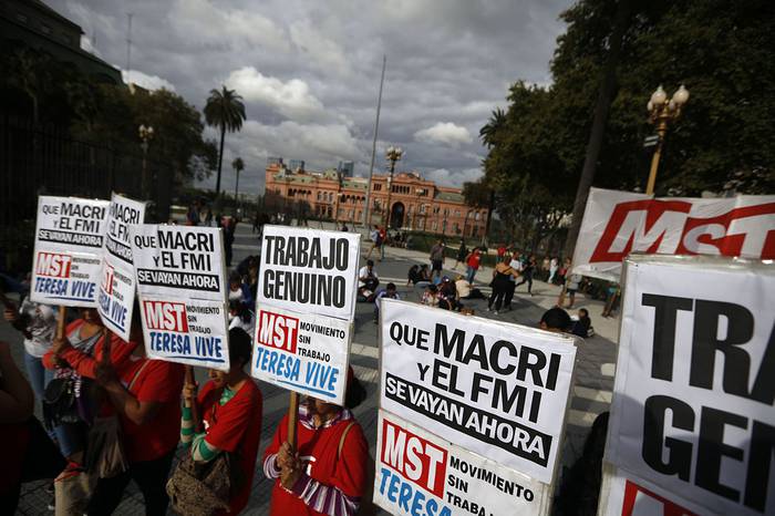Manifestación en la Plaza de Mayo, frente a la Casa Rosada, en protesta contra las políticas económicas de Mauricio Macri, ayer, en Buenos Aires.

 · Foto: Emiliano Lasalvia