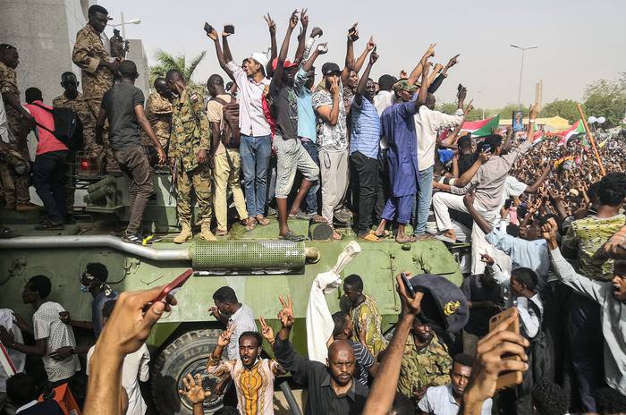 Manifestantes sudaneses opositores al régimen, ayer, alrededor de la sede del ejército. · Foto: s/d de autor