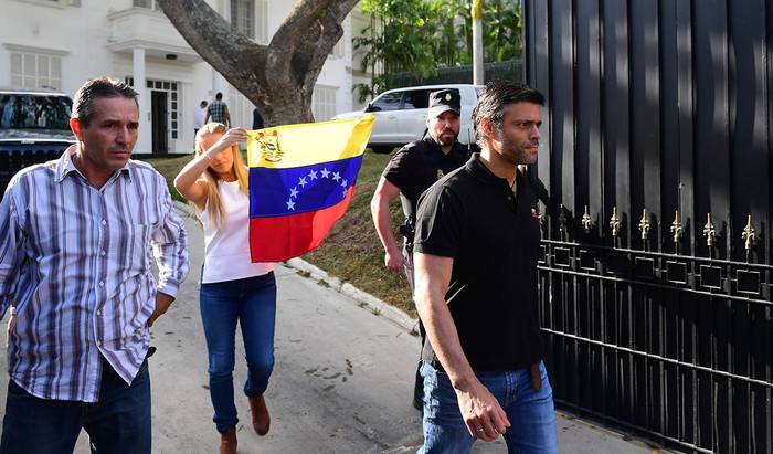 Leopoldo López, político opositor de Venezuela, y su esposa Lilian Tintori, salen de la embajada española, este jueves, en Caracas. · Foto: Ronaldo Schemidt, AFP