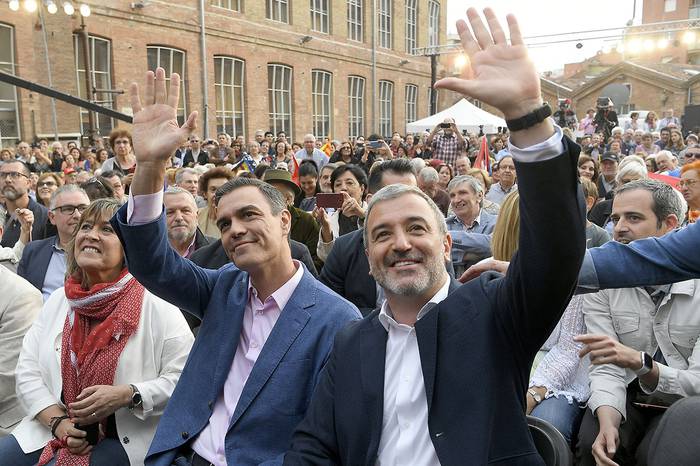Pedro Sánchez, presidente del gobierno español, y Jaume Collboni, el candidato socialista para alcalde de Barcelona, (R), durante un acto de campaña, ayer, en Barcelona. · Foto: Lluis Gene, AFP