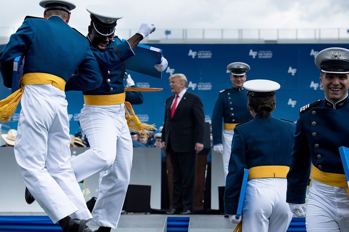 Donald Trump, durante la ceremonia de graduación de 2019, ayer, en la Academia de la Fuerza Aérea de los Estados Unidos. · Foto: Brendan Smialowski, AFP