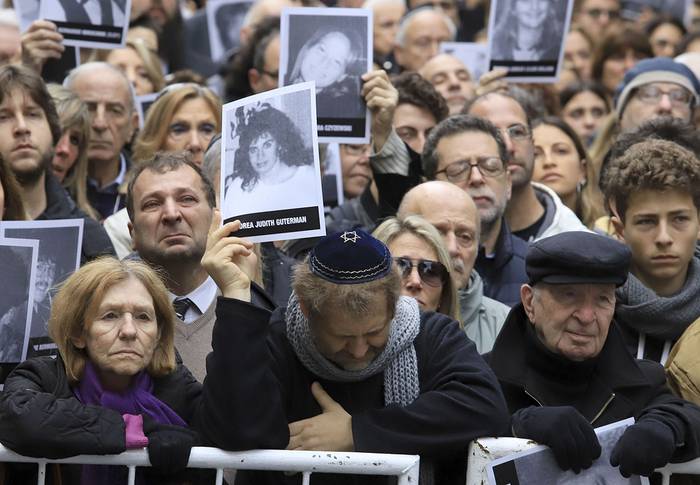 Conmemoración del atentado contra la AMIA, ayer, en Buenos Aires.
Foto: Hugo Villalobos, Noticias Argentinas, AFP
