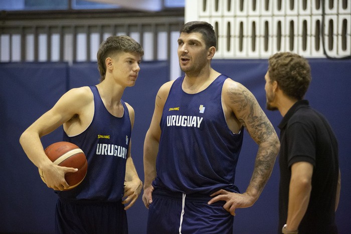 Joaquín Rodríguez y Esteban Batista, durante un entrenamiento de la selección. · Foto: .