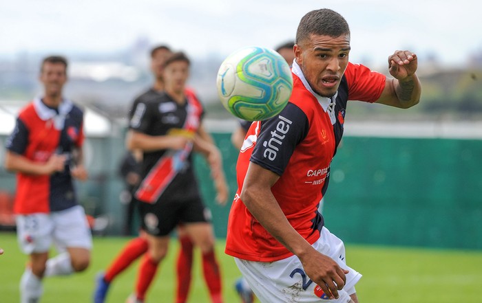 Maximiliano Noble, de Albion, durante el partido con Rentistas, por el Campeonato Uruguayo de Segunda División Profesional, el sábado, en el Estadio Olimpico. · Foto: Federico Gutiérrez