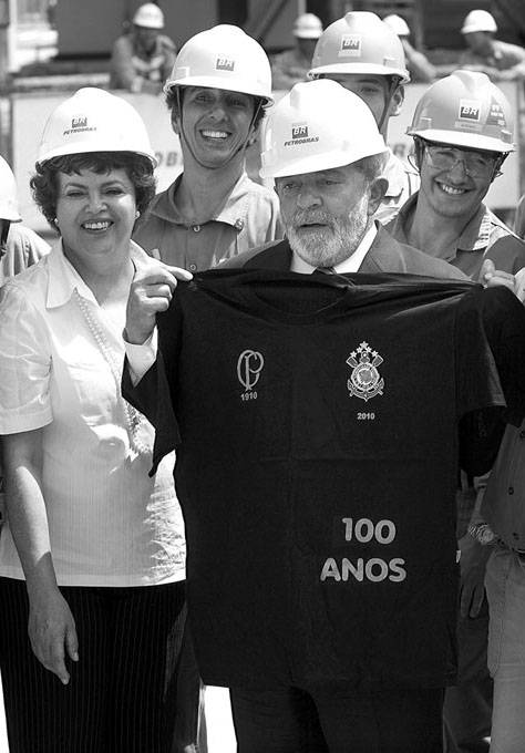 Luiz Inácio Lula da Silva, acompañado por, Dilma Rousseff, posa con una camiseta del club Corinthians, junto a  obreros durante la inauguración de la usina termoeléctrica de la compañía Petrobras, en Cubatão,  estado de Sao Paulo.   · Foto: EFE, Sebastião Moreira