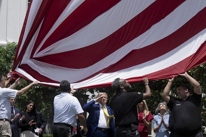 El presidente de Estados Unidos Donald Trump durante el izamiento de la bandera de su país, el miércoles 18 en la Casa Blanca. · Foto: Brendan Smialowski, AFP