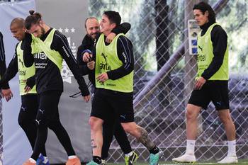 Carlos Sánchez, Gastón Silva, Cristian Rodríguez, el profesor Sebastián Urrutia y Edinson Cavani al inicio
del entrenamiento de la selección uruguaya, el viernes en la cancha techada del complejo Uruguay Celeste.
AFP Carlos Sánchez, Gastón Silva, Cristian Rodríguez, el profesor Sebastián Urrutia y Edinson Cavani al inicio
del entrenamiento de la selección uruguaya, el viernes en la cancha techada del complejo Uruguay Celeste.
AFP