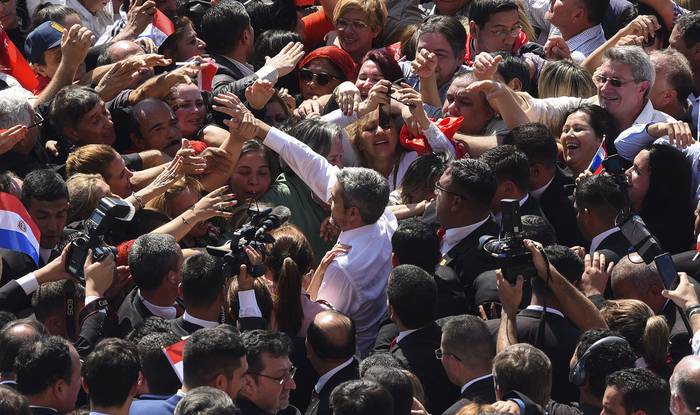 El presidente de Paraguay, Mario Abdo Benítez, recibe el saludo de simpatizantes luego de una conferencia de prensa, en Asunción. · Foto: Norberto Duarte, AFP