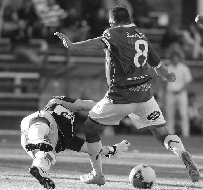 Damián Frascarelli, de River Plate, y Aníbal Hernández, de Defensor Sporting, el sábado en el Parque Saroldi. · Foto: Pablo Nogueira