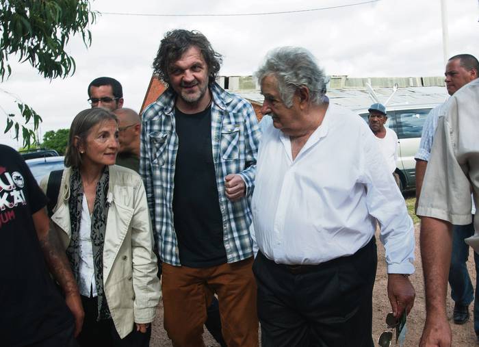 Emir Kusturica y José Mujica, en la chacra del ex presidente, en Rincón del Cerro. (archivo, marzo de 2015) · Foto: Sandro Pereyra