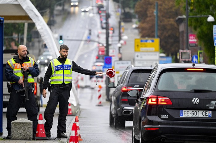 Policías alemanes en control de tráfico desde Polonia a través del "Puente de Europa" cerca de Frankfurt (Oder), en el este de Alemania, el 16 de setiembre. foto: john macdougall, afp