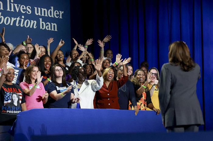 La candidata presidencial demócrata, la vicepresidenta de Estados Unidos, Kamala Harris, después de hablar durante un evento en el Cobb Energy Performing Arts Center, el 20 de setiembre, en Atlanta, Georgia. · Foto: Joe Raedle, Getty Images, Afp