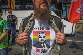 "Libertad o prohibición", durante una marcha en silencio en el puente Szabadsag, el 1º de junio, en Budapest, Hungría. · Foto: Ferenc Isza, AFP