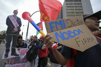 Estudiantes universitarios durante una protesta contra los recortes del presidente Daniel Noboa y la eliminación del subsidio al gasoil, en Quito. · Foto: Rodrigo Buendía, AFP