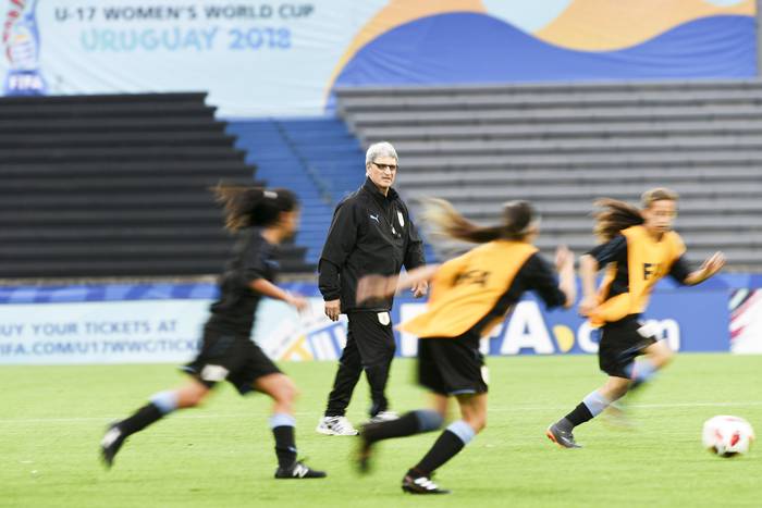 Ariel Longo, director técnico, durante el entrenamiento oficial de la selección de Uruguay, previo a su debut en el Mundial femenino sub 17 Uruguay 2018, en el estadio Charrúa. · Foto: Fernando Morán