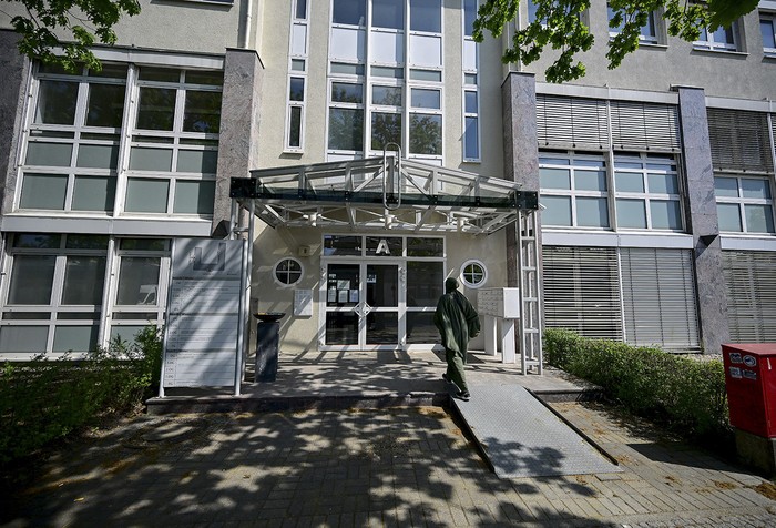 Entrada del edificio donde se encuentra la sede del partido ultraderechista Alternativa para Alemania, en Berlín. · Foto: Tobías Schwarz, AFP