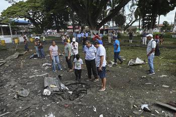 Lugar donde explotó un auto frente a la alcaldía de Corinto, departamento del Cauca, el 10 de junio. · Foto: Joaquín Sarmiento, AFP