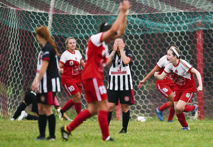 Incidencia del segundo gol de San Jacinto Rentistas, convertido de tiro libre por Karina Bonilla ante Miramar Misiones, por la cuarta fecha del Torneo Apertura del campeonato “Mujeres del Uruguay” de la Primera División A, el domingo 22 de abril en el Complejo Rentistas. foto: Fernando Morán · Foto: Fernando Morán