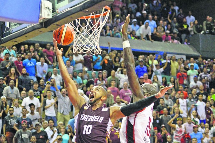 José Vargas (i), de Venezuela, y Joel Anthony (d), de Canadá, durante el partido clasificatorio para la Copa Mundial de Básquetbol China 2019, en el centro deportivo Parque Miranda, Caracas, el 30 de noviembre. Foto: Federico Parra / AFP.