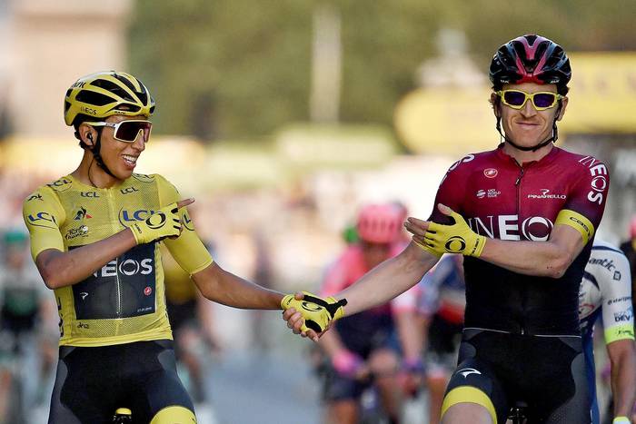 El colombiano Egan Bernal (izq.) recibe el saludo de su compañero de equipo Geraint Thomas en la última etapa del Tour de France. · Foto: Jeff Pachoud, AFP