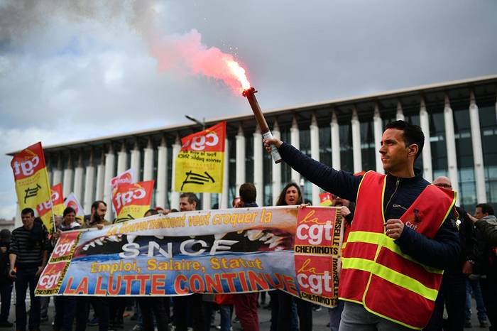 Manifestación de la Confederación General del Trabajo (CGT) fuera de la estación de tren de Saint- Charles, en Marsella. Foto: Bertrand Langlois, AFP · Foto: Bertrand Langlois