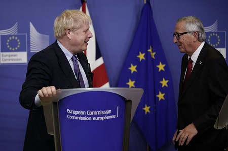 Boris Johnson, primer ministro británico y Jean-Claude Juncke, presidente de la Comisión Europea, durante una conferencia de prensa en la Cumbre de la Unión Europea, ayer, en Bruselas.
· Foto: Kenzo Tribouillard / AFP Boris Johnson, primer ministro británico y Jean-Claude Juncke, presidente de la Comisión Europea, durante una conferencia de prensa en la Cumbre de la Unión Europea, ayer, en Bruselas.
· Foto: Kenzo Tribouillard / AFP