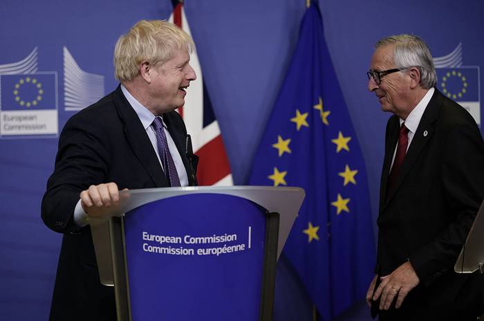 Boris Johnson, primer ministro británico y Jean-Claude Juncke, presidente de la Comisión Europea, durante una conferencia de prensa en la Cumbre de la Unión Europea, ayer, en Bruselas.

 · Foto: Kenzo Tribouillard / AFP