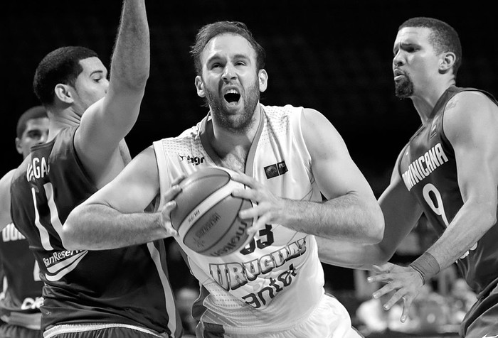 Kiril Wachsmann (c), de Uruguay, y Eloy Camacho (i) y Francisco García (d), de República Dominicana, ayer, en el Palacio de los Deportes en Ciudad de México. Foto: José Méndez, Efe