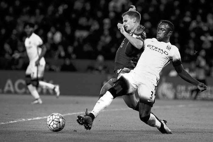 Marc Albrighton (i), de Leicester City, y Bacary Sagna, de Manchester City, ayer en Leicester, Reino Unido. • foto: Tim Keeton, Efe