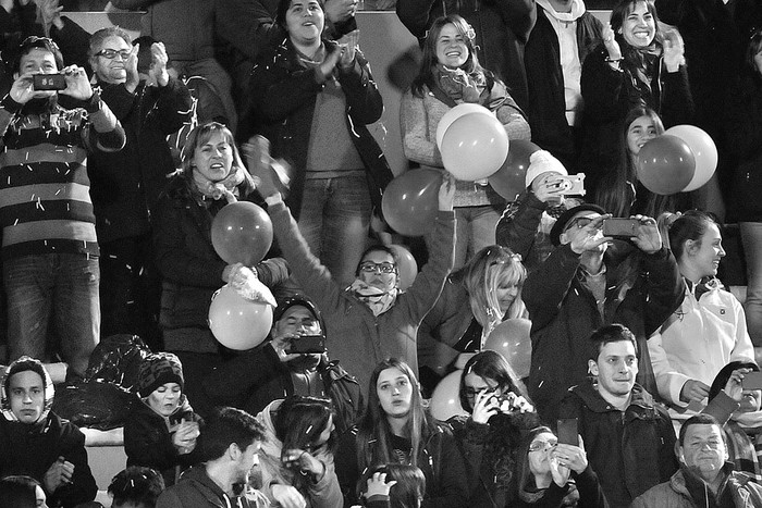Hinchas de Boston River, el domingo, en el estadio Centenario. Foto: Federico Gutiérrez