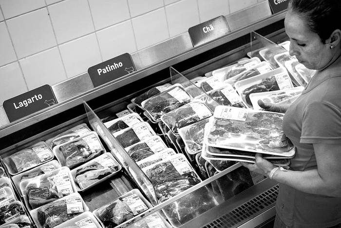 Batea de carnes en un supermercado de Río de Janeiro, Brasil. Foto: Yasuyoshi Chiba, AFP