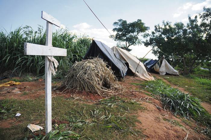 Campamento de campesinos que reclaman justicia por las muertes de la masacre de Curuguaty, Paraguay (archivo, abril de 2013). · Foto: Pablo Nogueira