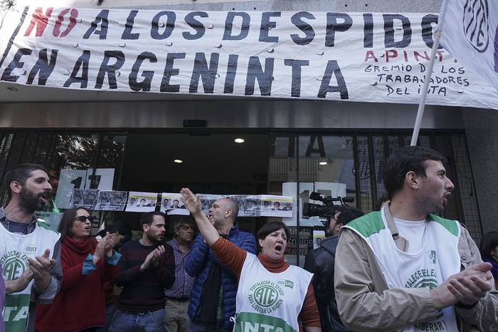 Sindicalistas de empresas estatales, protestan los despidos, el 2 de octubre, en Buenos Aires. · Foto: Eitan Abramovich
