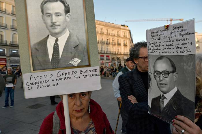 Fotos de condenados a muerte durante la dictadura de Franco, en una manifestación bajo la consigna “NiValleNiAlmudena, Madrid sin Franco”, ayer, en Madrid.
 · Foto: Óscar del Pozo