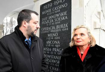 Matteo Salvini, ministro del Interior de Italia, y la senadora polaca Anna Maria Anders,
ayer, en Varsovia, Polonia.
Matteo Salvini, ministro del Interior de Italia, y la senadora polaca Anna Maria Anders,
ayer, en Varsovia, Polonia.