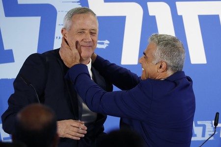Benny Gantz y Yair Lapid, al final de una declaración conjunta, ayer, en Tel Aviv.
Benny Gantz y Yair Lapid, al final de una declaración conjunta, ayer, en Tel Aviv.