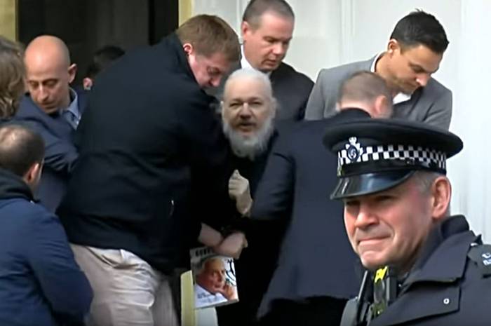 Captura de video de Julian Assange en el momento en que es sacado de la embajada de Ecuador en Londres (archivo, abril 2019).